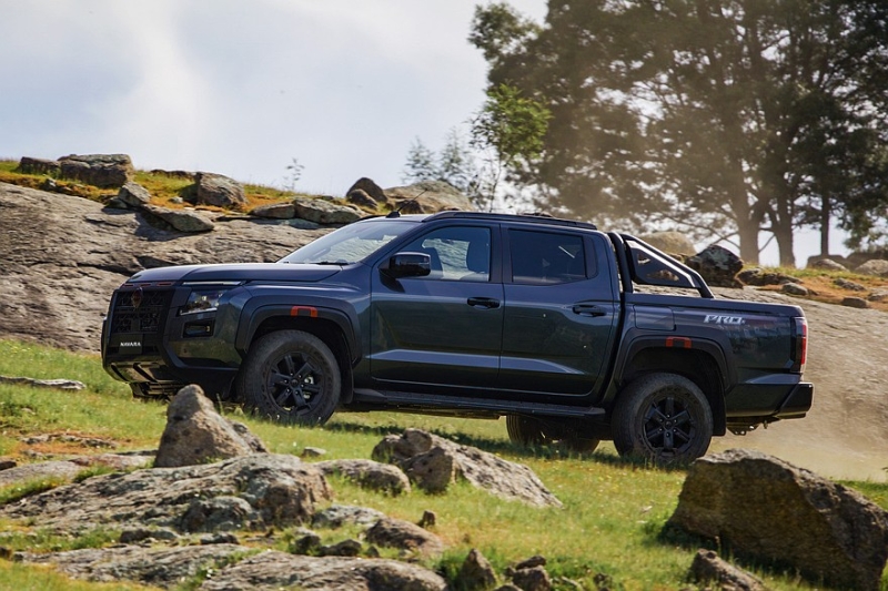 Новый пикап Nissan Navara на базе Mitsubishi L200: топовый дизель и только полный привод