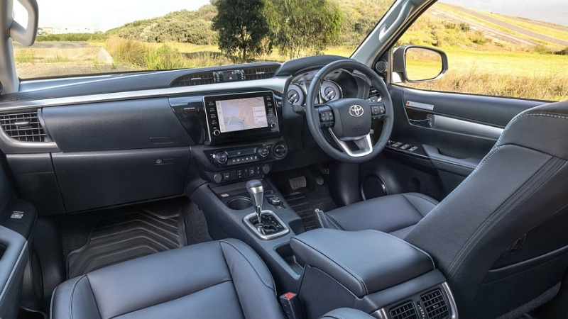 Новый Toyota Hilux показался на первых тизерах, названа дата премьеры