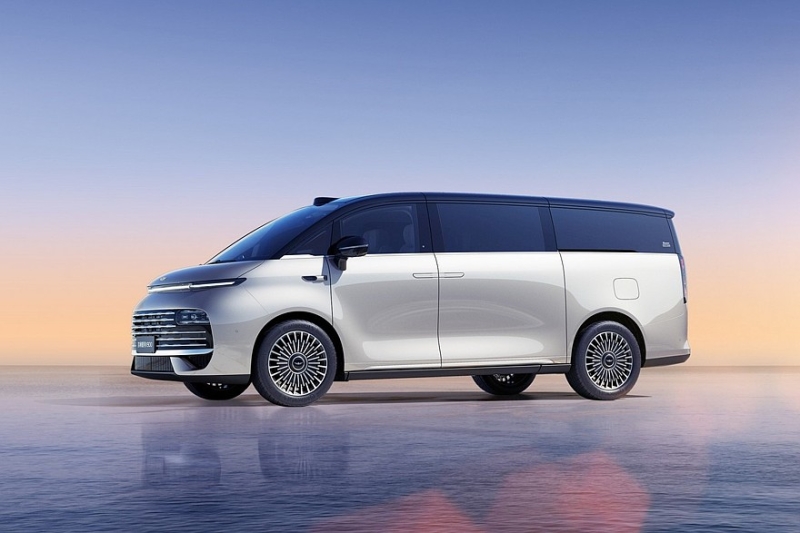 Роскошный минивэн Geely Galaxy V900 показался на первых официальных кадрах