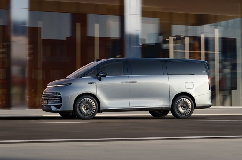 Роскошный минивэн Geely Galaxy V900 показался на первых официальных кадрах