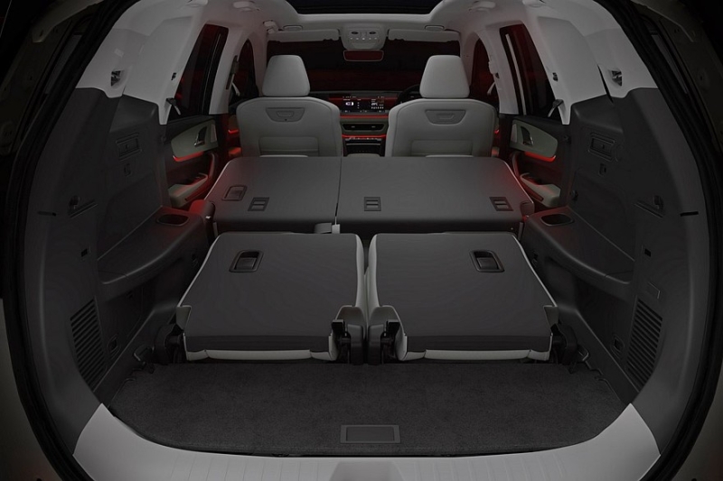 Семиместный кроссовер Mahindra XEV 9S представлен с несколькими вариантами начинки