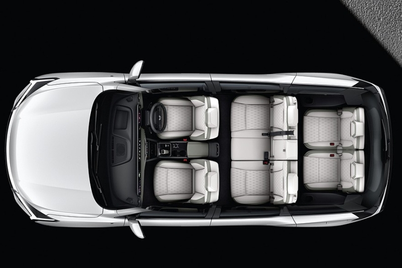 Семиместный кроссовер Mahindra XEV 9S представлен с несколькими вариантами начинки