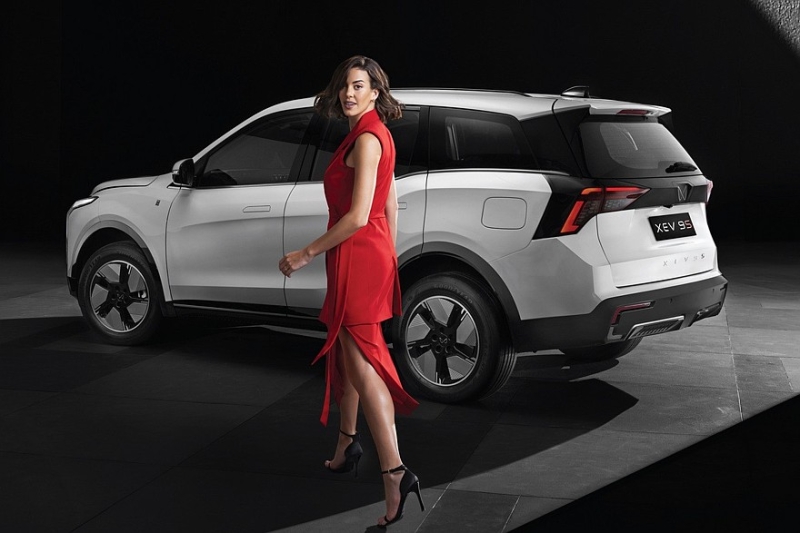 Семиместный кроссовер Mahindra XEV 9S представлен с несколькими вариантами начинки