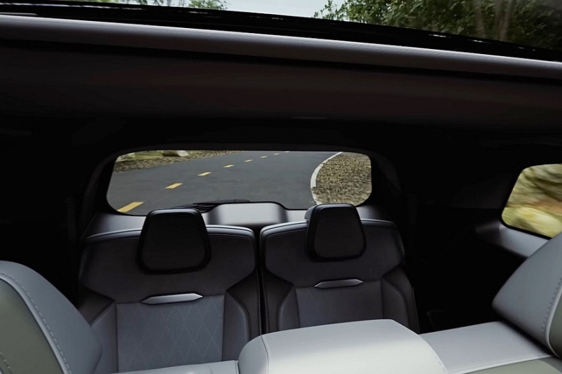 Семиместный кроссовер Mahindra XEV 9S представлен с несколькими вариантами начинки