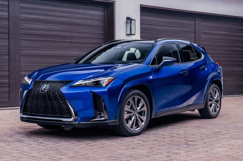 Слабо продающийся кроссовер Lexus UX получил скромные обновки и подорожал