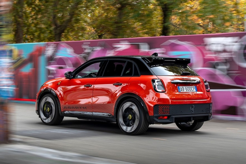 Спортивный кроссовер Abarth 600e стал ярче и подешевел к 2026 модельному году