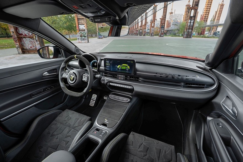 Спортивный кроссовер Abarth 600e стал ярче и подешевел к 2026 модельному году