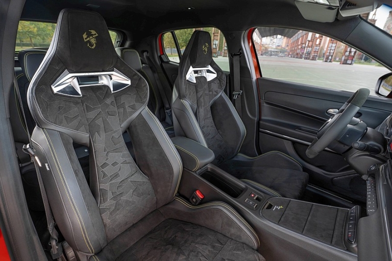 Спортивный кроссовер Abarth 600e стал ярче и подешевел к 2026 модельному году