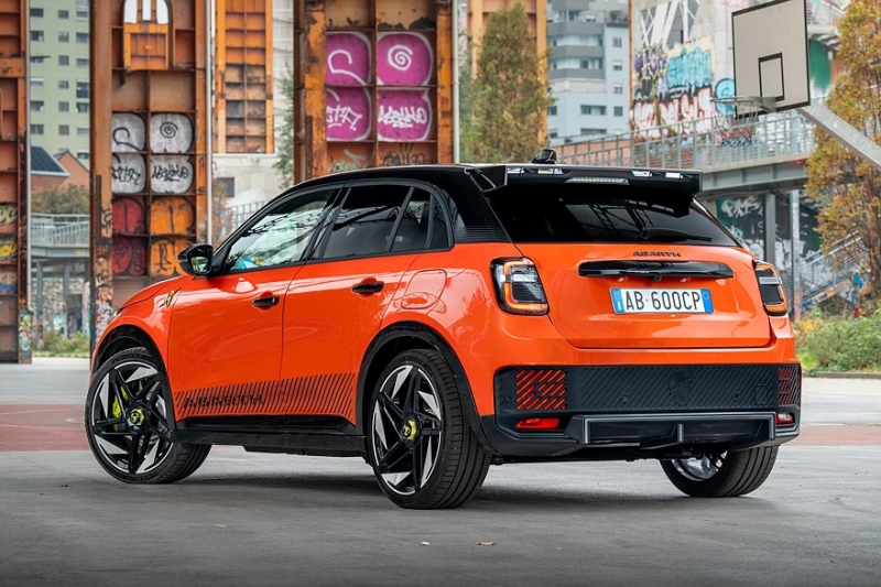 Спортивный кроссовер Abarth 600e стал ярче и подешевел к 2026 модельному году