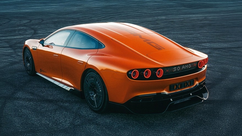 Усатый Брэд Питт покрутил новый Mercedes-AMG GT 4-door Coupe и стал его лицом