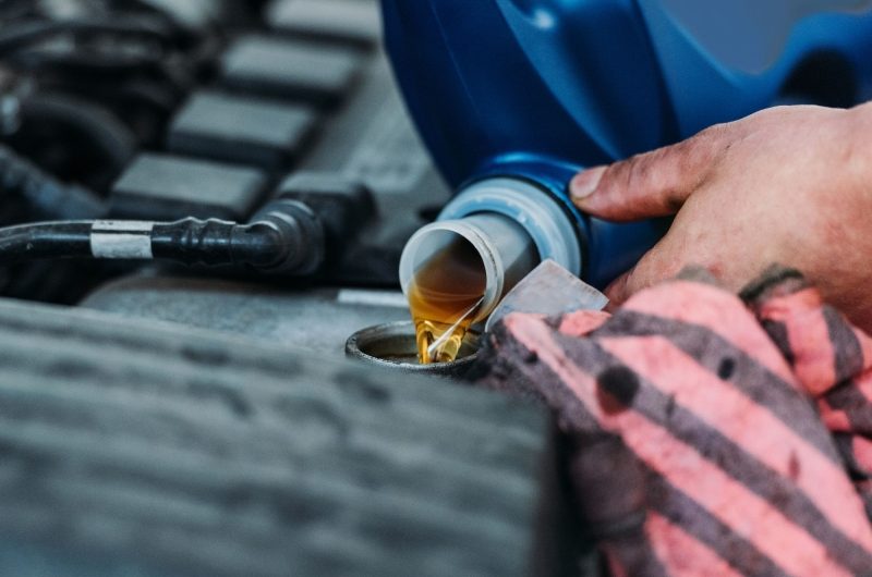 В интернете чаще всего говорят о российских производителях моторных масел