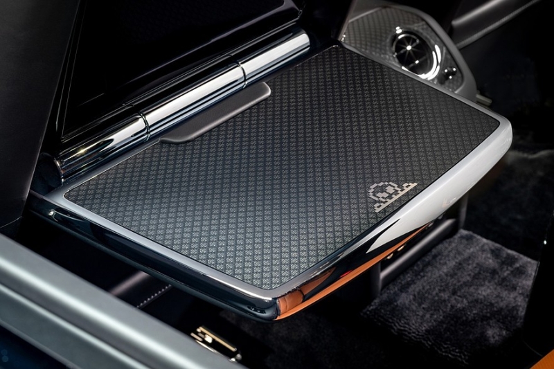 Впал в детство: Rolls-Royce Ghost получил пиксельный декор в стиле винтажных видеоигр