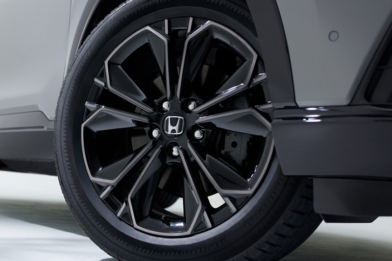 Honda CR-V готовится выйти на домашний рынок и подбирает аксессуары по торжественному случаю