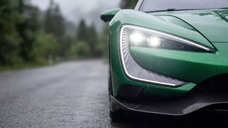 В честь ёлок и &laquo;Зелёного ада&raquo;: китайский Yangwang U9 перекрасился к чужому Новому году