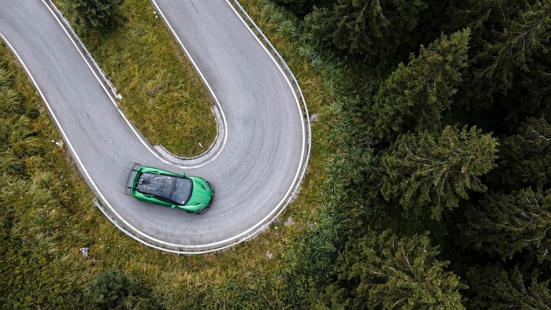 В честь ёлок и &laquo;Зелёного ада&raquo;: китайский Yangwang U9 перекрасился к чужому Новому году