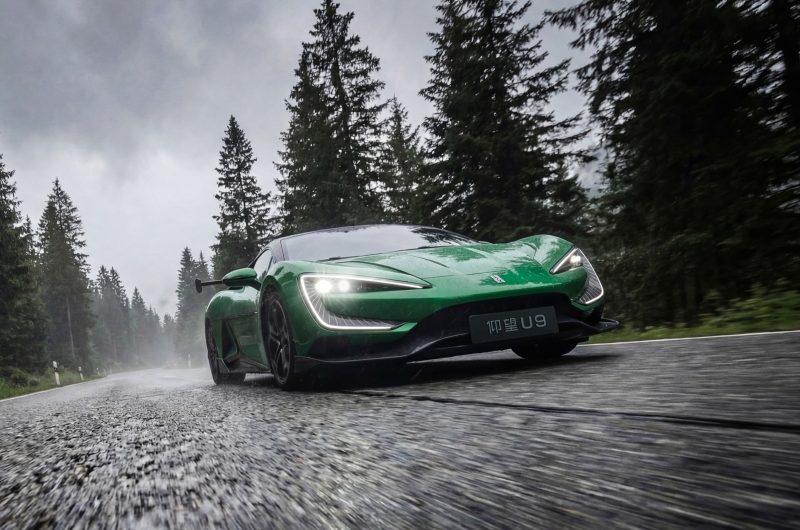 В честь ёлок и «Зелёного ада»: китайский Yangwang U9 перекрасился к чужому Новому году