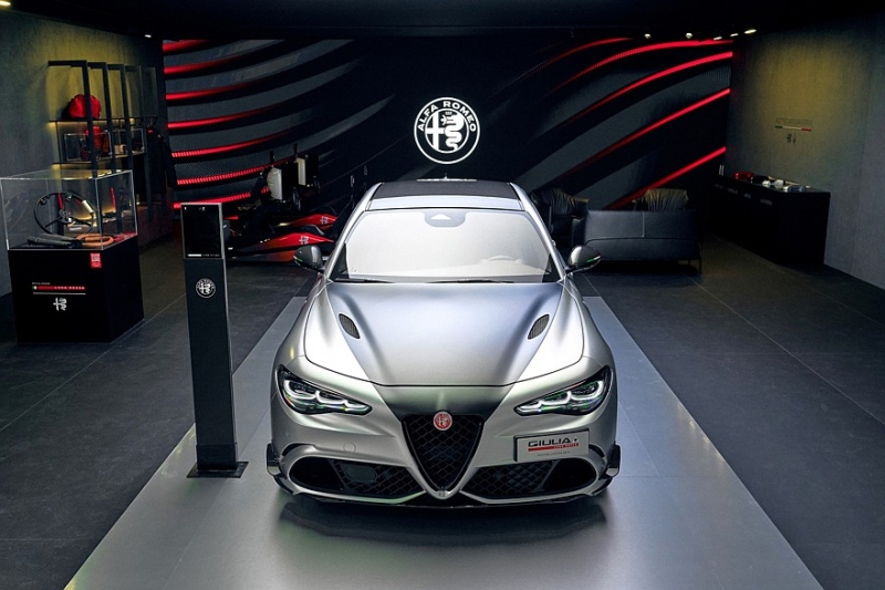 Alfa Romeo Giulia Quadrifoglio Luna Rossa: новая спецверсия с необычным антикрылом