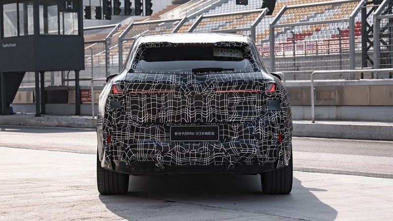 BMW готовит длиннобазный кроссовер iX3: первые фото и подробности