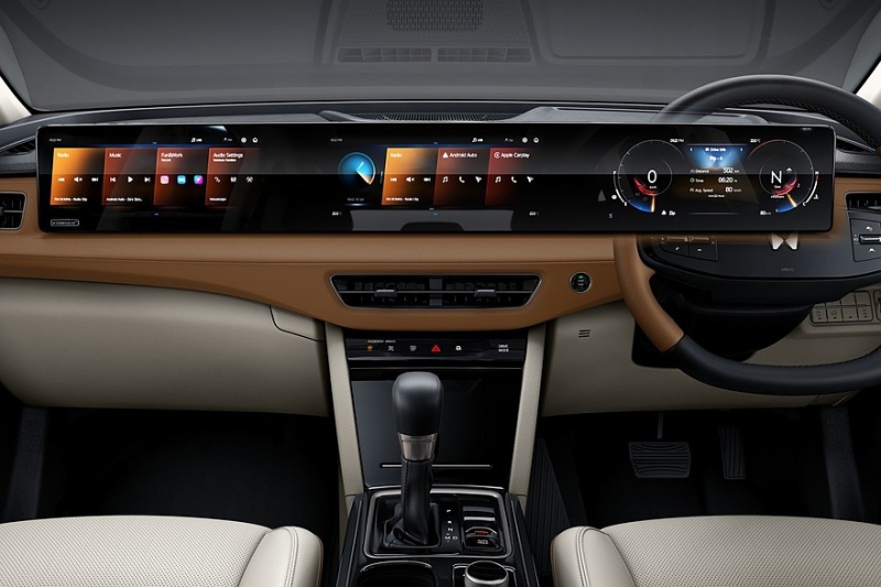 Mahindra XUV 7XO вместо XUV700: трёхэкранное табло, бензин или дизель, есть полный привод