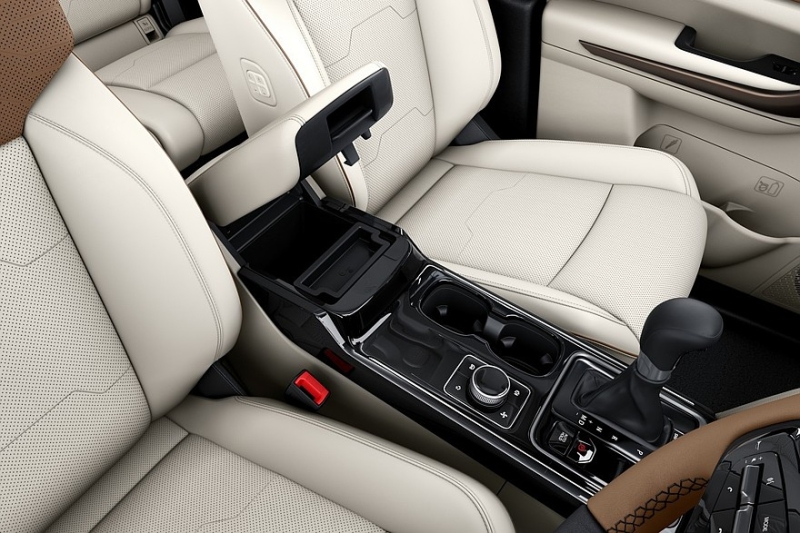 Mahindra XUV 7XO вместо XUV700: трёхэкранное табло, бензин или дизель, есть полный привод