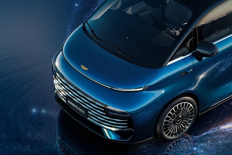 Минивэн Geely Galaxy V900: стандартный полный привод и эмблема из чистого золота