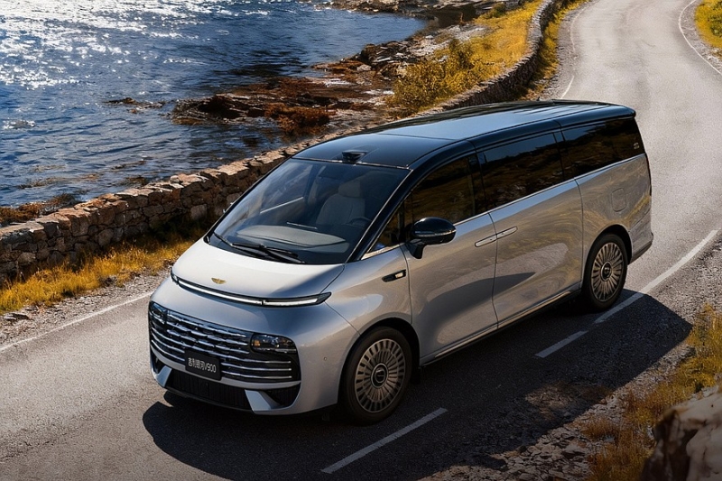 Минивэн Geely Galaxy V900: стандартный полный привод и эмблема из чистого золота