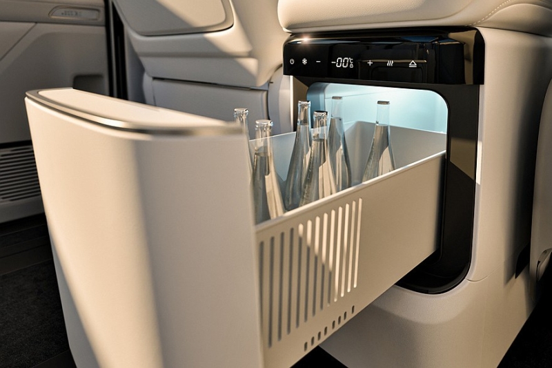 Минивэн Geely Galaxy V900: стандартный полный привод и эмблема из чистого золота