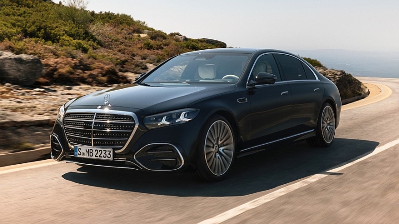 Рестайлинговый Mercedes-Benz S-Class: решётка со звёздами, много дисплеев в салоне и новый V8