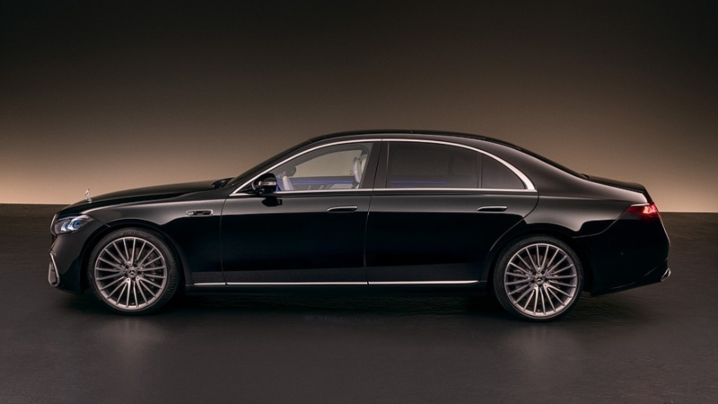 Рестайлинговый Mercedes-Benz S-Class: решётка со звёздами, много дисплеев в салоне и новый V8