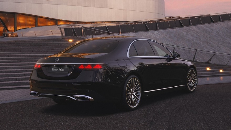 Рестайлинговый Mercedes-Benz S-Class: решётка со звёздами, много дисплеев в салоне и новый V8
