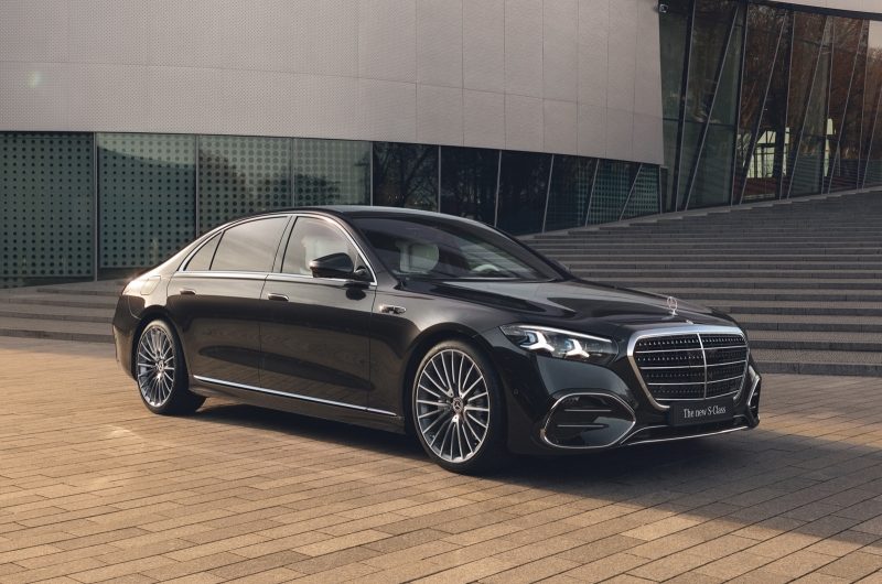 Рестайлинговый Mercedes-Benz S-Class: решётка со звёздами, много дисплеев в салоне и новый V8