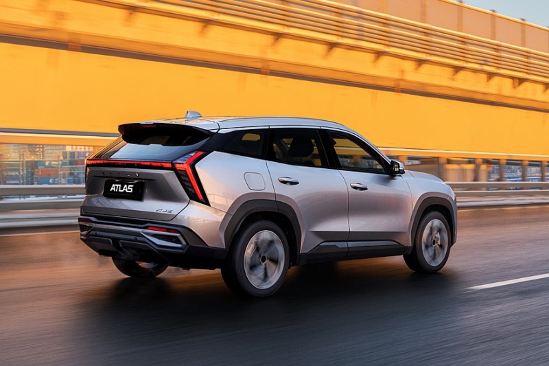 Кроссовер Geely Atlas в России: теперь с двумя моторами на выбор