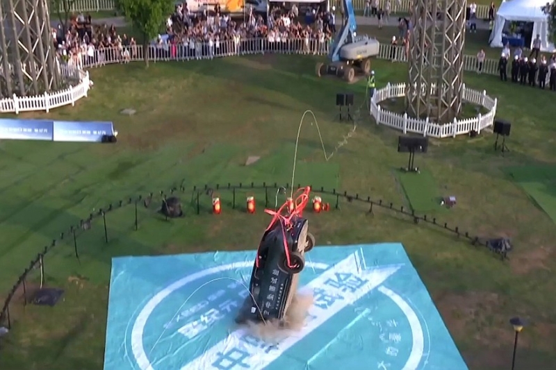 Назло скептикам: Exeed Exlantix ET упал с высоты 12-го этажа и выжил