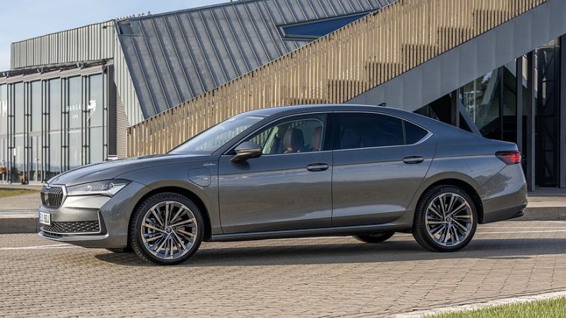 Пополнение в семействе: лифтбек Skoda Superb получил новую «начинку»
