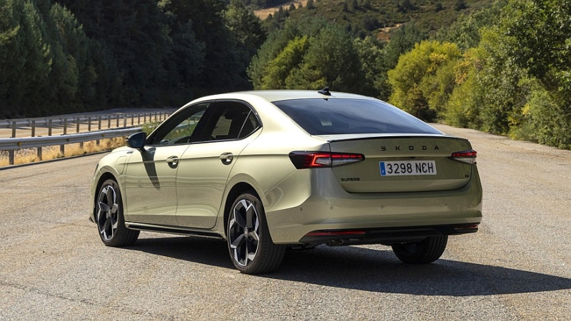 Пополнение в семействе: лифтбек Skoda Superb получил новую «начинку»