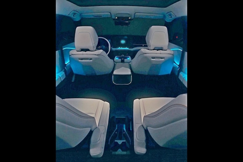 Таинственная новинка Toyota – это трёхрядный кроссовер, премьера – на следующей неделе