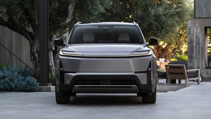 Toyota Highlander нового поколения подрос в габаритах и получил только электрическую технику