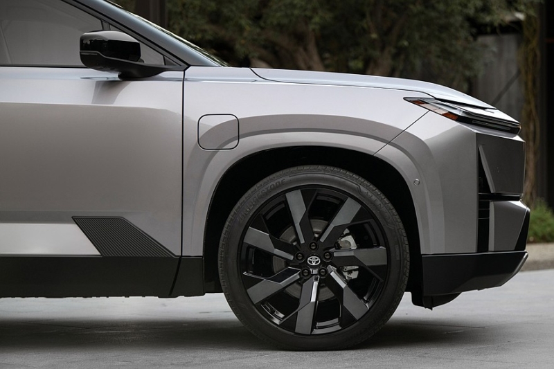 Toyota Highlander нового поколения подрос в габаритах и получил только электрическую технику