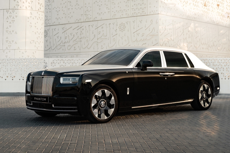У Rolls-Royce Phantom появилась эксклюзивная версия с лазерной гравировкой на капоте