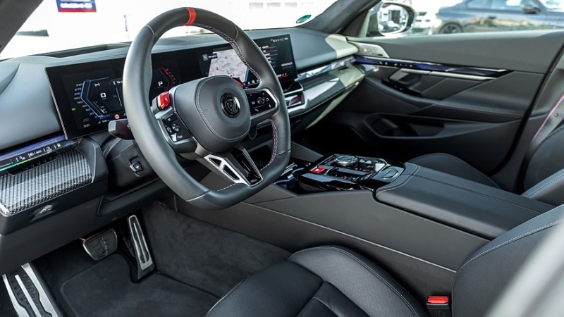 Manhart MH5 900E Touring: мощный «утюг», рождённый обижать суперкары