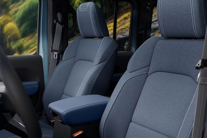 Салон спецверсий Jeep Wrangler и Gladiator Rockslide одели в джинсы