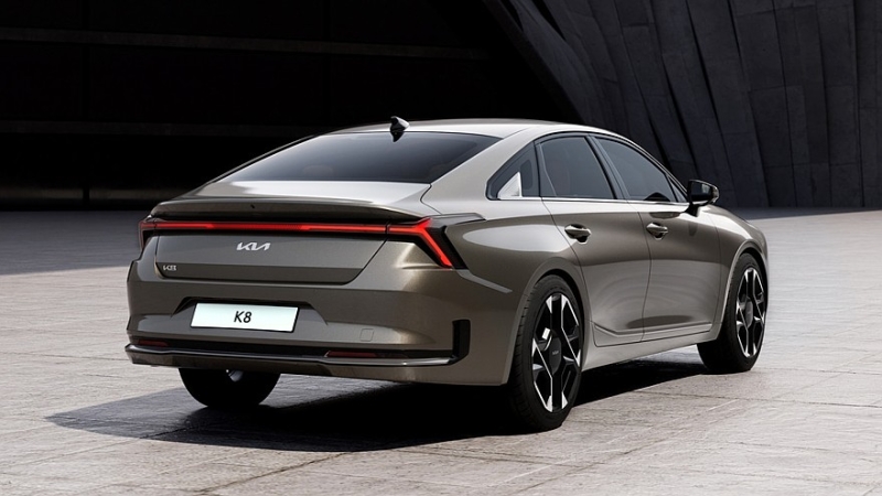 Большой седан Kia K8 получил скромные обновки к следующему модельному году