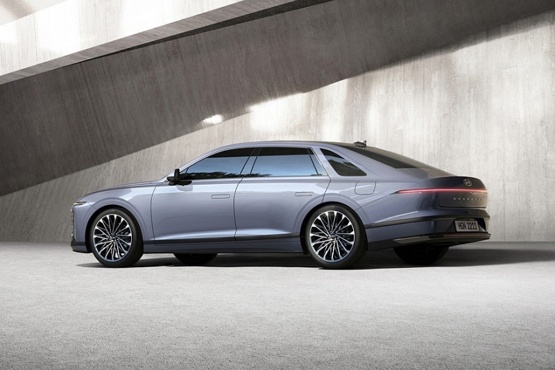 Флагманский седан Hyundai Grandeur получил новый салон после рестайлинга