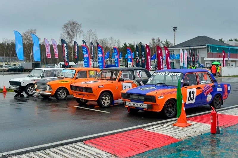 Холод и дождь: в Мячково прошло яркое открытие сезона, несмотря на непростые условия