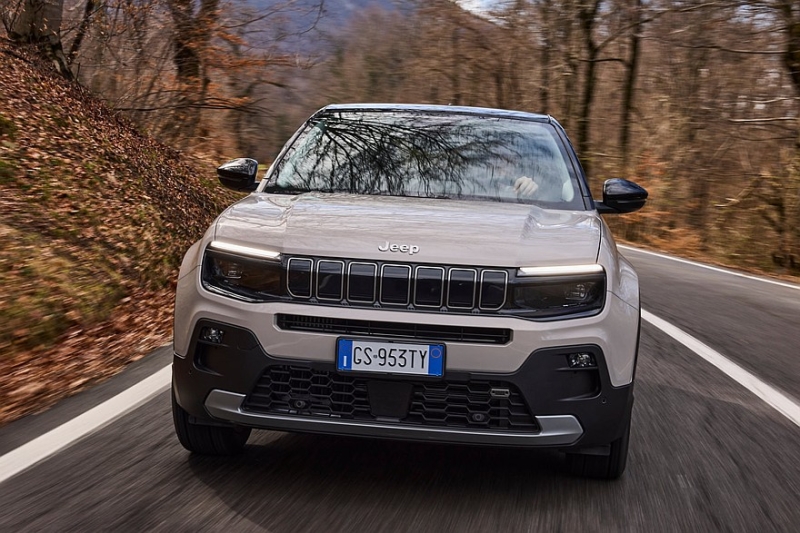 Кроссовер Jeep Avenger готовится к рестайлингу: первые официальные фото