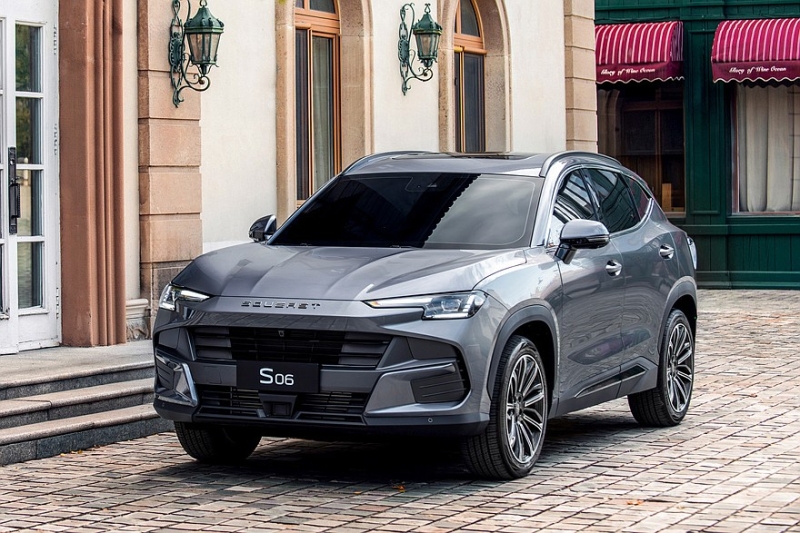 Кроссовер Soueast S06 стартует в России: есть полный привод
