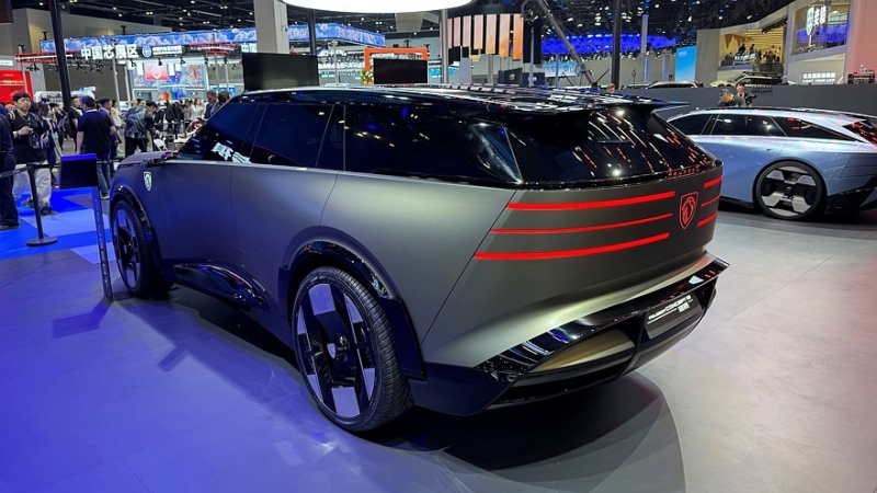Марка Peugeot показала в Пекине потенциального преемника модели 508 и большой SUV