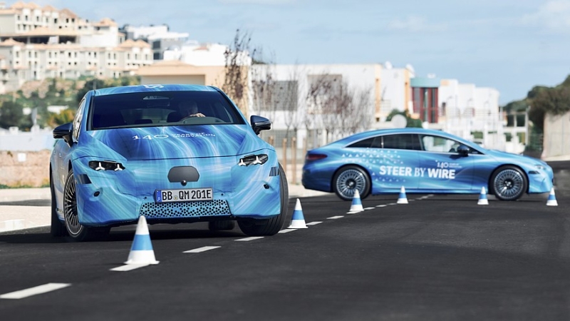 Mercedes обновит EQS: лифтбек получит пересмотренный салон со штурвалом вместо руля