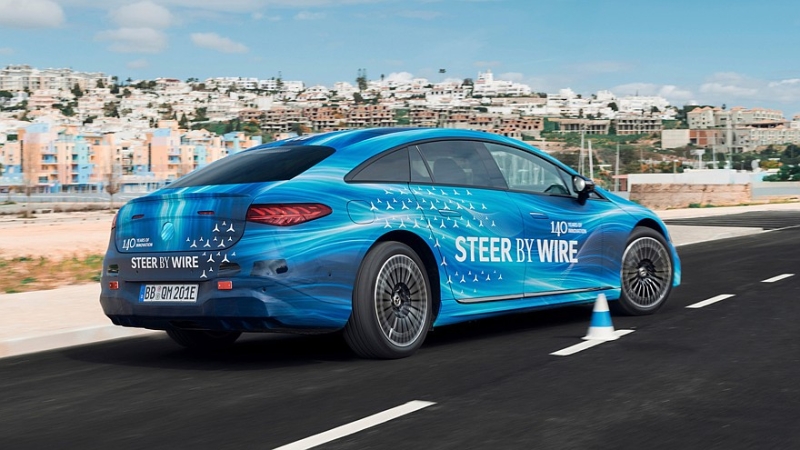 Mercedes обновит EQS: лифтбек получит пересмотренный салон со штурвалом вместо руля