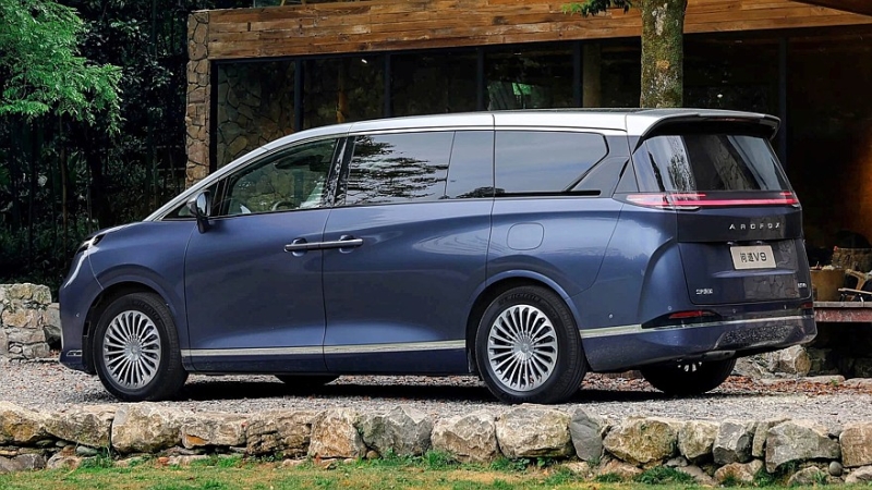 Роскошный, но дешевле конкурентов: минивэн Arcfox Wendao V9 полностью рассекречен